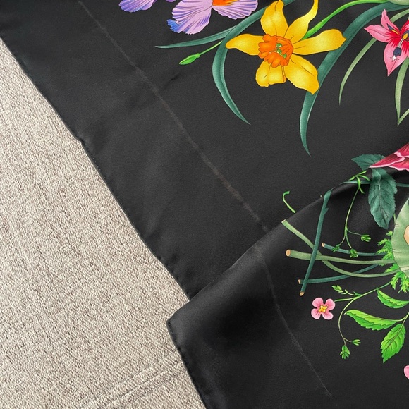 Display #2 Gucci Scarf Flora Print Logo Black Multicolor Silk Wrap - Picture 14 of 14